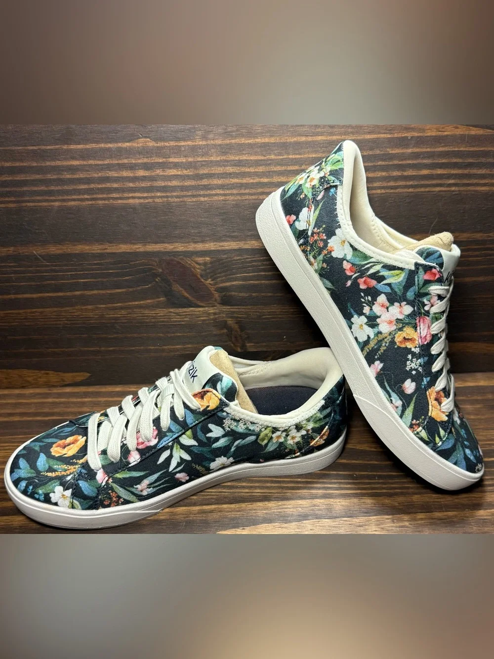 Kizik Irvine Women’s Size 6-7.5 Shoes Floral Athletic Sneakers Lightly Worn